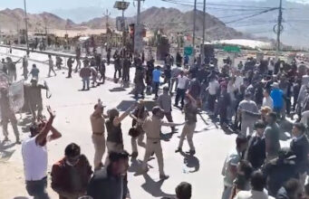 مقبوضہ کشمیر کے علاقے لداخ میں پُرتشدد مظاہرے، 4 افراد ہلاک، بی جے پی کا دفتر نذرِ آتش