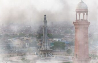 اسموگ کے باعث لاہور میں شہریوں کو غیرضروری طور پر گھروں سے باہر نہ جانے کی ہدایت